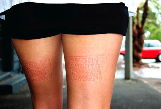 У людей, посидевших на них з голими ногами, на ногах цих залишається видавлений рекламний текст, який пропонує купувати короткі спідниці та шорти в магазинах мережі Superette. 