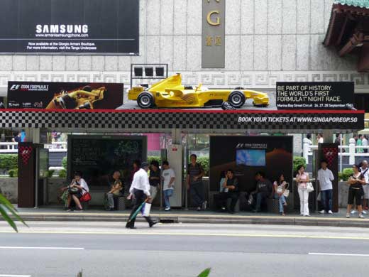 Автобусні зупинки, прикрашені жовтими моделями гоночних машин