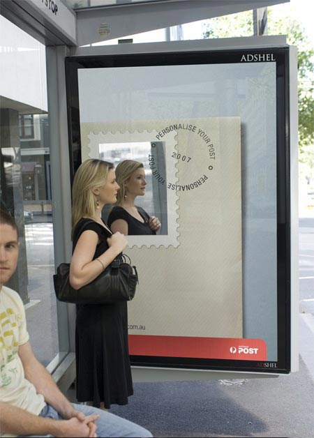 Реклама поштової служби на зупинкових комплексах