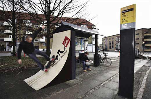 Незвичайна реклама на автобусній зупинці від Quicksilver