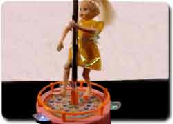 Pole Dancing Doll - це лялька, яка танцює навколо жердини, як професійна стриптизерка.