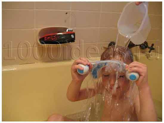 Захист від потрапляння води в очі малюків при купанні