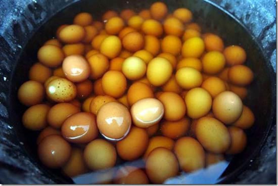 У Китаї, а саме в місті Донгянг (Dongyang), навесні на перехрестях відкриваються крамниці з яйцями, відвареними в сечі хлопчиків у віці від 7 до 13 років.