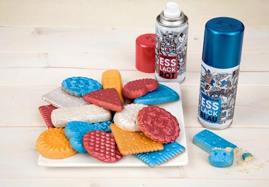 Німецька компанія The Deli Garage представила на ринок свій новий винахід - спрей-фарбу для продуктів під назвою Esslack Food.
