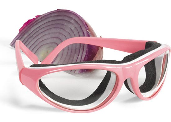 Окуляри проти цибулі Onion Goggles - винахід 36-річного американця з Огайо Кріса Хокер (Chris Hawker), вони сконструйовані таким чином, що гігієнічна піна навколо оправи захищає очі від отруйних випарів і запахів, і при цьому скельця окулярів не пітніють.