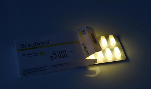  Лабораторія «Світанок» пропонує широкий вибір сонячного світла в капсулах - Бора-Бора, Мальдіви, Гаїті і Багами. Запитуйте в аптеках», - радять автори світяться таблеток.