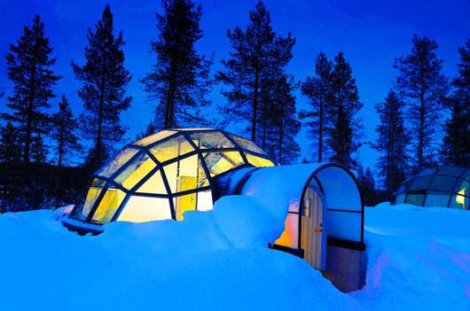 До числа таких незвичайних тематичних готелів можна віднести готель Kakslauttanen, розташовану на півночі Лапландії поруч з національним парком Урхо Кекконена та резиденцією фінського Санта Клауса. 