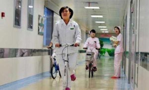 Китайська логістика: по коридору лікарні - на самокаті!
