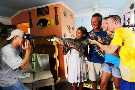 Майк Старджілл (Mike Sturgill) заробляє собі на життя, пропонуючи всім бажаючим за скромну плату в п'ять доларів потримати на руках, сфотографуватися і пообніматься з його домашнім крокодилом.