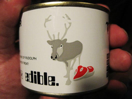 Нещодавно, спеціально до Різдва на ринок вийшов «чудовий» продукт - консерви з оленів Санта-Клауса Reindeer Pate!