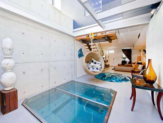  Living Room Pool - басейн для вітальні є вбудовуваної конструкцією, яка розташовується в підпільній частини житлової кімнати, а зверху закривається скляною кришкою, за якою можна сміливо пересуватися. 