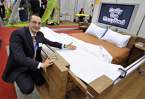 Ідея цього винаходу належить Енріко Беррути (Enrico Berruti) і називається воно Selfy - самозаправляющаяся ліжко. 