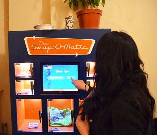 Swap-o-Matic - це торговий автомат, користувачі якого можуть пожертвувати непотрібні їм речі і отримати щось натомість безкоштовно.