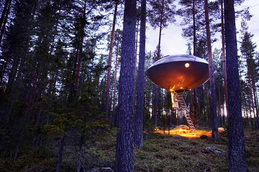 У Швеції Harads відкрився готель-літаюча тарілка, який розташовується прямо на дереві на висоті 3-4 метра від землі, в самому мальовничому лісі на березі річки Lule River в 40 км від Полярного кола.