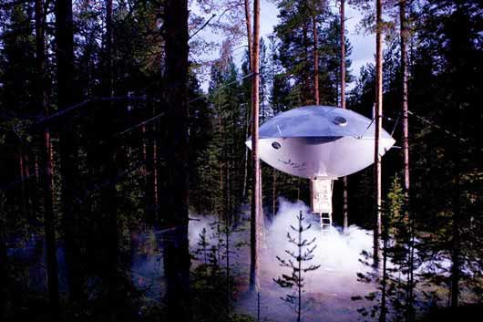  Побудований готель-літаюча тарілка в рамках проекту The Treehotel шведськими дизайнерами, і за формою справді нагадує НЛО.