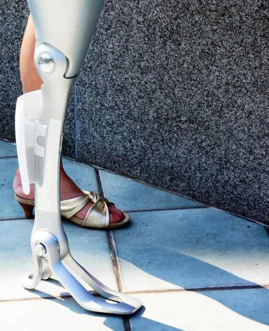 Пластина на сріблястому жіночому протезі, розташована в районі гомілки, виглядає досить незвично, проте в широких штанах чи джинсах, вона дозволяє створити силует здорової ноги.