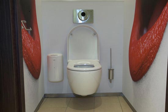 Голландська компанія 2theloo відкрила свій туалетний бізнес, облаштувавши платні комфортабельні туалети в міських центрах, торгових центрах, поїздах і АЗС.