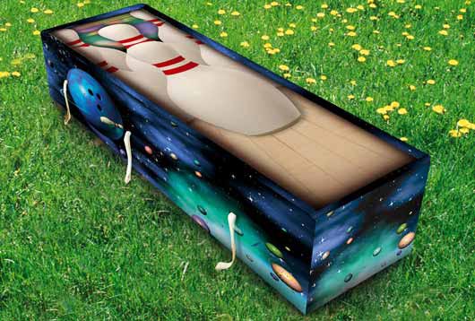 Вироби під брендом Creative Coffins виробляються з 60% переробленого паперу і деревної стружки, що дозволяє їх використовувати як для поховання, так і для кремації.