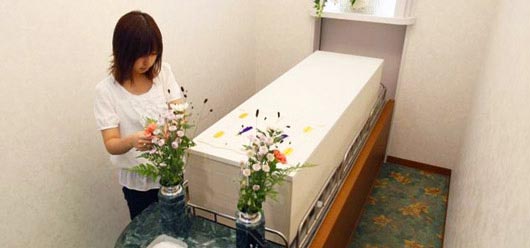 Автор незвичайної бізнес-ідеї 71-річний японець Хісайоші Терамура (Hisayoshi Teramura) упевнений, що попит на послуги його незвичайного готелю для мертвих буде тільки рости.