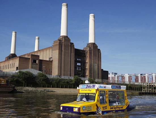 Цього літа в Лондоні вперше з'явилися плаваючі кіоски з морозивом, отримали горду назву - кіоск - амфібія з морозивом.