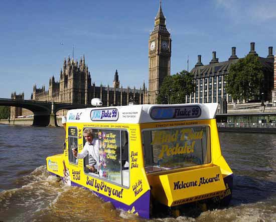 Тепер гості, і жителів англійської столиці можуть насолодитися насиченим шоколадним, м'ятним, полуничним та іншими смаками вершкового морозива прямо на плаву. 