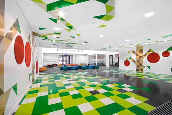 Ідея створити яскравий незвичайний інтер'єр школи з геометричними мотивами належить архітектурної компанії Smith+Tracey Architects.