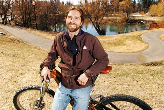 Бізнес ідея знімного мотора для велосипеда належить американському винахіднику Тімоті Кароліну (Timothy Carolin). 