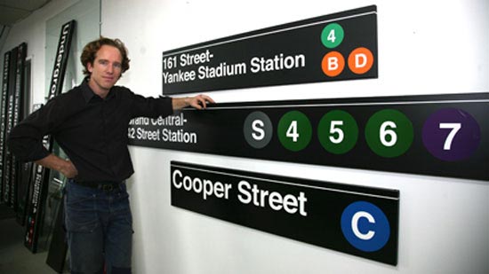 Для створення дизайну знаків для метро, ​​Тревор використовує сучасні комп'ютерні програми, а для вирізки металу використовує спеціальний верстат.