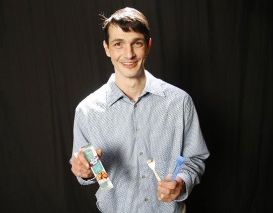 Брайан отримав патент на свій винахід і зараз керує власною компанією Here to Help Products з продажу таких пристроїв для зняття зубних протезів.